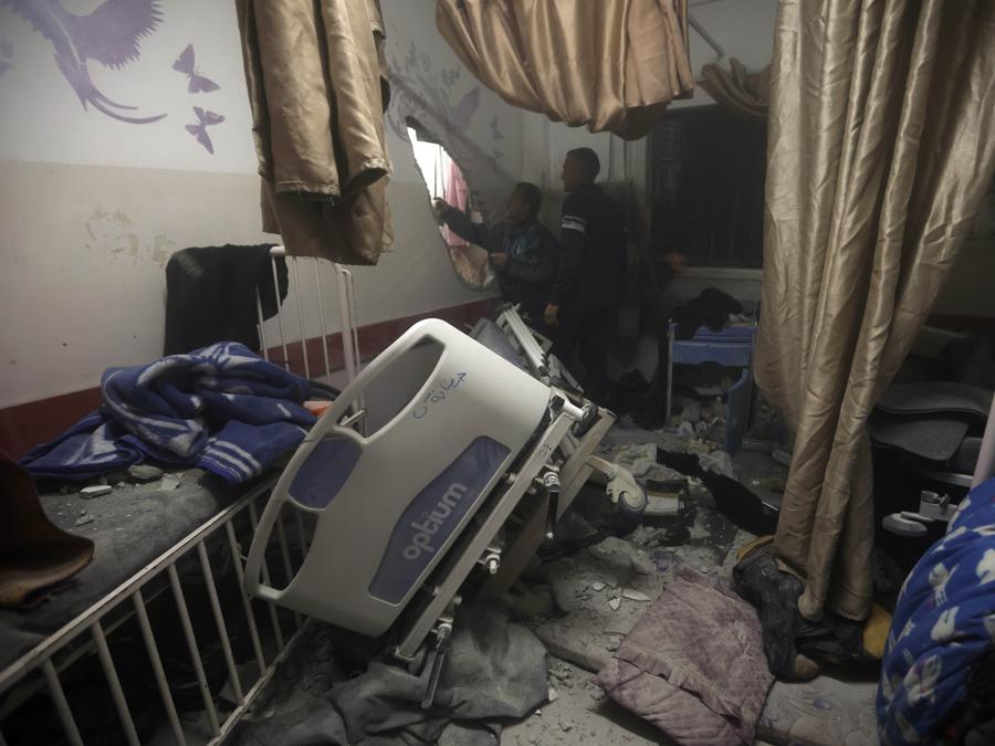 I paramedici palestinesi ispezionano i danni nelle stanze dei pazienti causati dagli attacchi israeliani al reparto maternità dell’ospedale Nasser nella città di Khan Younis, nella Striscia di Gaza meridionale. (AP Photo/Mohammed Dahman, File)