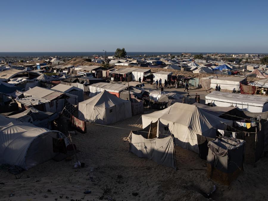 Un campo per sfollati  palestinesi a Khan Younis, nel sud della Striscia di Gaza. EPA/HAITHAM IMAD