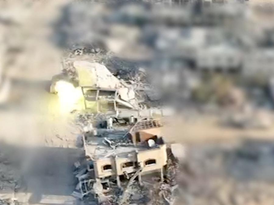 Un carro armato che spara contro un edificio dove era presente il leader di Hamas Yahya Sinwar, a Tal As-Sultan, governatorato di Rafah, nel sud di Gaza. Israel Defense Forces/Handout via REUTERS