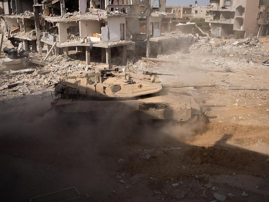 Un carro armato israeliano nell’area di Rafah, nel sud della Striscia di Gaza. (Photo by Israeli Army / AFP)