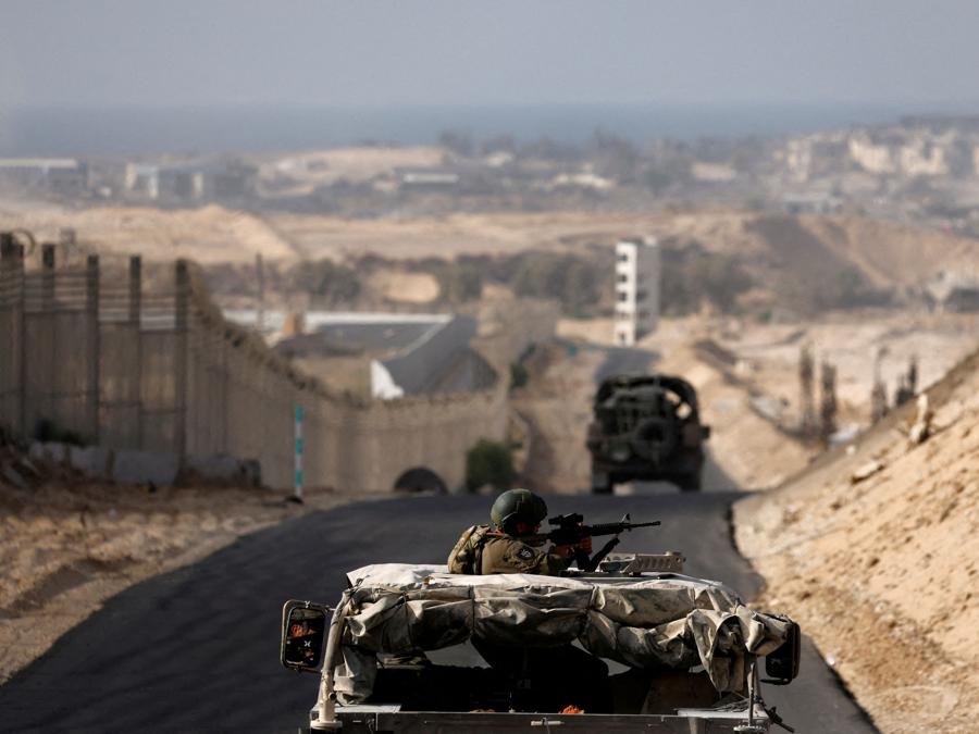 Veicoli militari israeliani attraversano il cosiddetto corridoio Filadelfia nel sud di Gaza. REUTERS/Amir Cohen