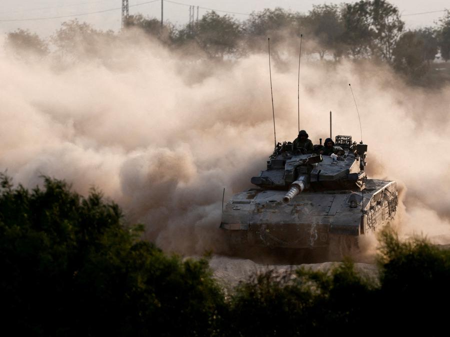 Un carro armato israeliano manovra vicino al confine tra Israele e Gaza. REUTERS/Amir Cohen/File Photo