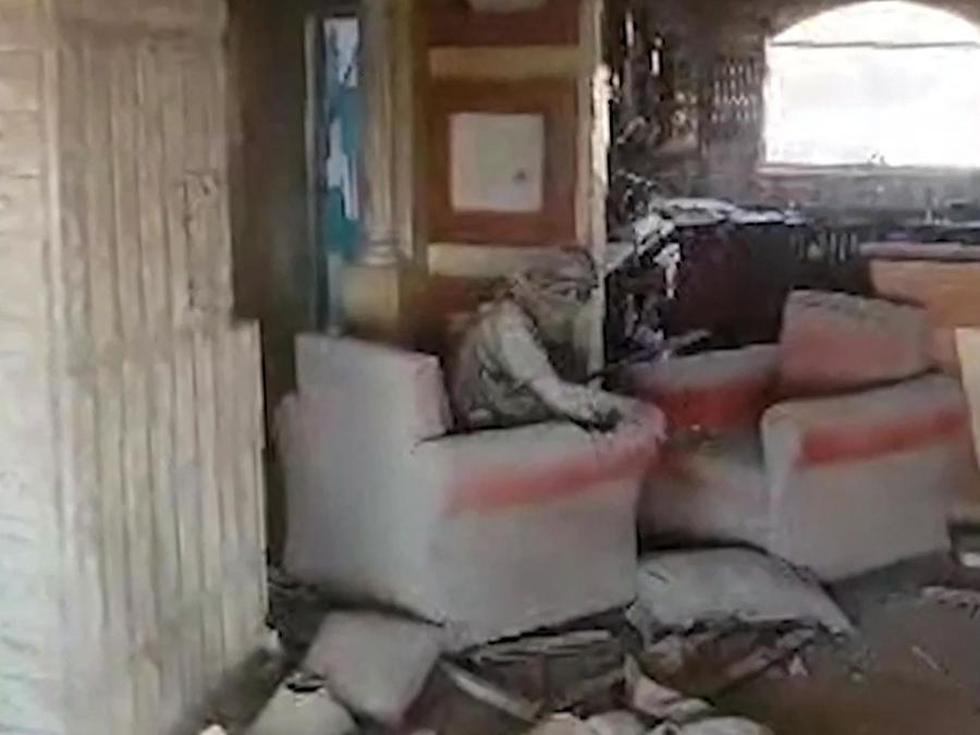 Questa schermata tratta da un video diffuso dall’esercito israeliano mostra ciò che si dice sia un filmato girato da un drone del leader di Hamas Yahya Sinwar pochi istanti prima di essere ucciso, nel quartiere di Tal al-Sultan a Rafah, nel sud Striscia di Gaza. Il filmato del drone rilasciato dai militari mostra quello che, secondo loro, è Sinwar da solo in un appartamento fatto saltare in aria, con una mano gravemente ferita e la testa coperta da una sciarpa tradizionale, che lancia un bastone al drone in avvicinamento durante i suoi ultimi istanti. (Photo by Israel Army / AFP)