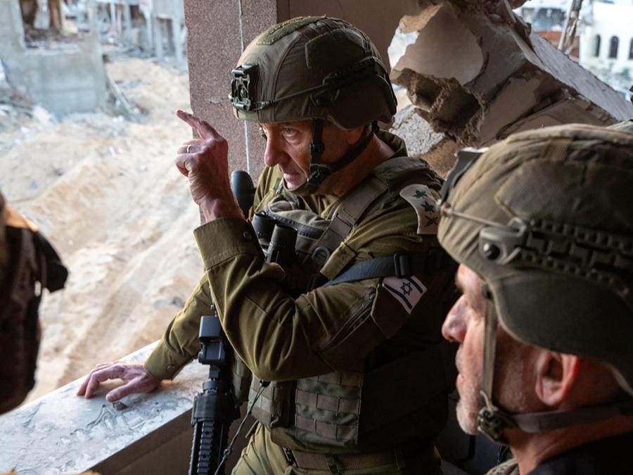 Il capo di stato maggiore, il tenente generale Herzi Halevi (a sinistra), e il capo dell’agenzia di sicurezza israeliana Ronen Bar, mentre visitano quello che secondo l’esercito israeliano è il luogo in cui Yahya Sinwar, il capo del movimento palestinese Hamas è stato ucciso. (Photo by Israel Army / AFP) 
