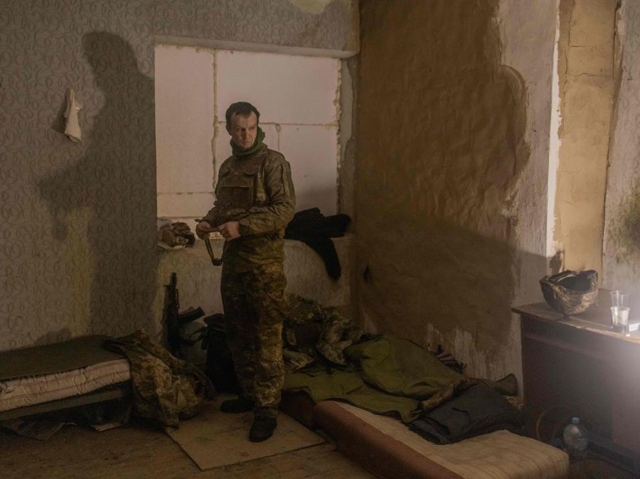 Un militare ucraino della 110a Brigata Meccanizzata si trova in una casa trasformata in un luogo militare, vicino al confine della città di Kurakhove, nella regione orientale di Donetsk. (Photo by Roman PILIPEY / AFP)