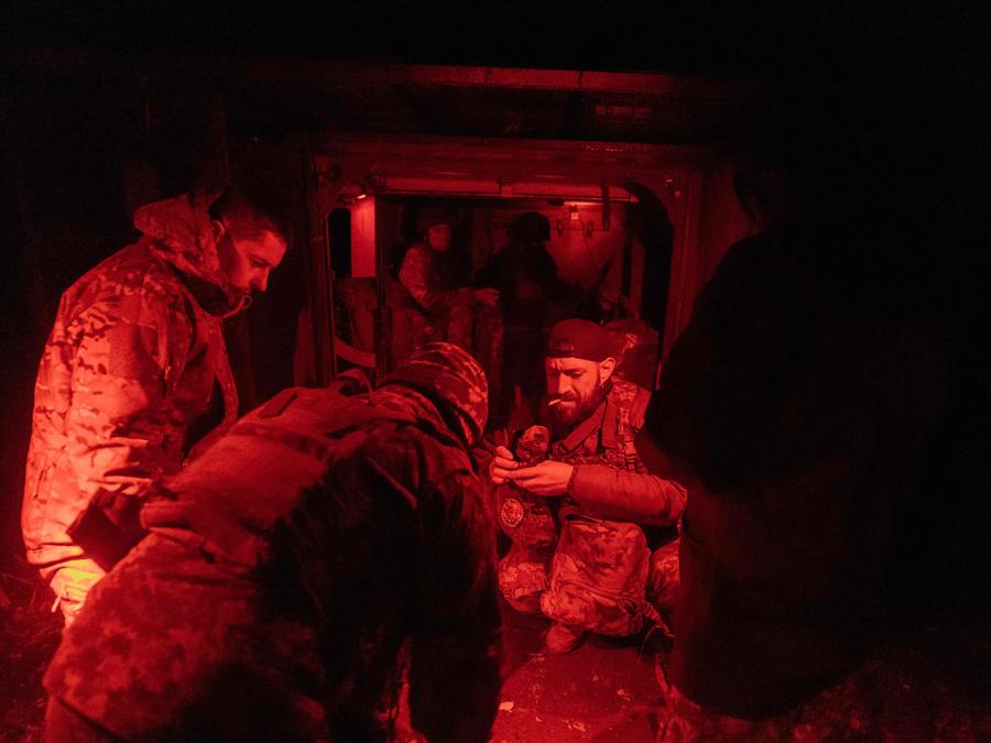 I militari ucraini della 33a Brigata Meccanizzata si preparano a salire a bordo di un veicolo corazzato M113 di fabbricazione statunitense per andare al fronte, vicino alla linea del fronte della città di Kurakhove, nella regione orientale di Donetsk. (Photo by Roman PILIPEY / AFP)