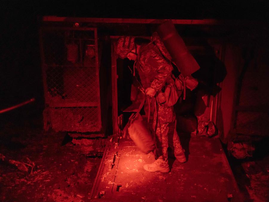 Soldati ucraini della 33a Brigata Meccanizzata si imbarcano con la loro arma in un veicolo corazzato M113 di fabbricazione statunitense per andare al fronte vicino al confine della città di Kurakhove, nella regione orientale di Donetsk. (Photo by Roman PILIPEY / AFP)