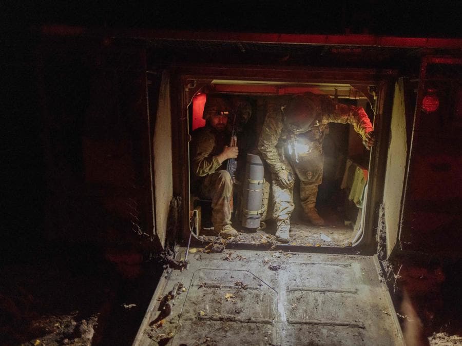 Soldati ucraini della 33a Brigata Meccanizzata, arrivati ​​dalla linea del fronte per una rotazione, sbarcano da un veicolo corazzato M113 di fabbricazione statunitense vicino alla linea di confine della città di Kurakhove, nella regione orientale di Donetsk. (Photo by Roman PILIPEY / AFP)