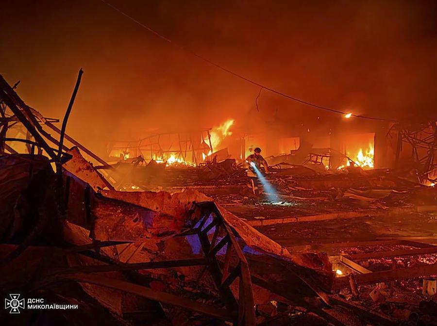 Una foto resa disponibile dal Servizio di emergenza statale mostra i soccorritori ucraini che lavorano sul luogo di un bombardamento in un edificio residenziale a Mykolaiv, Ucraina. EPA/STATE EMERGENCY SERVICE HANDOUT