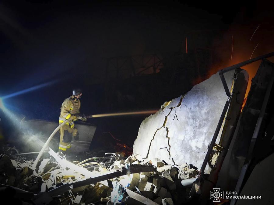 Soccorritori ucraini  lavorano sul luogo di un bombardamento in un edificio residenziale a Mykolaiv, Ucraina. EPA/STATE EMERGENCY SERVICE HANDOUT