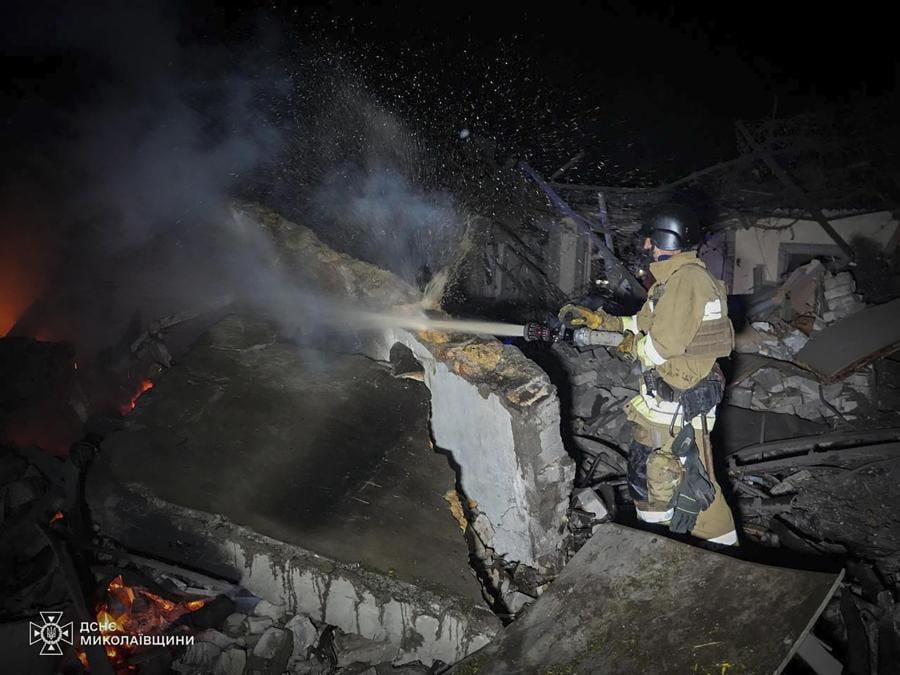 Soccorritori ucraini  lavorano sul luogo di un bombardamento in un edificio residenziale a Mykolaiv, Ucraina. EPA/STATE EMERGENCY SERVICE HANDOUT