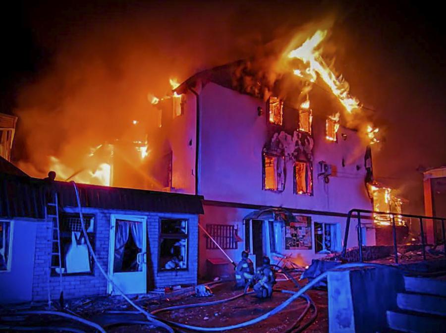 Una foto resa disponibile dal Servizio di emergenza statale mostra i soccorritori ucraini che lavorano sul luogo di un bombardamento in un edificio residenziale a Mykolaiv, Ucraina. EPA/STATE EMERGENCY SERVICE HANDOUT