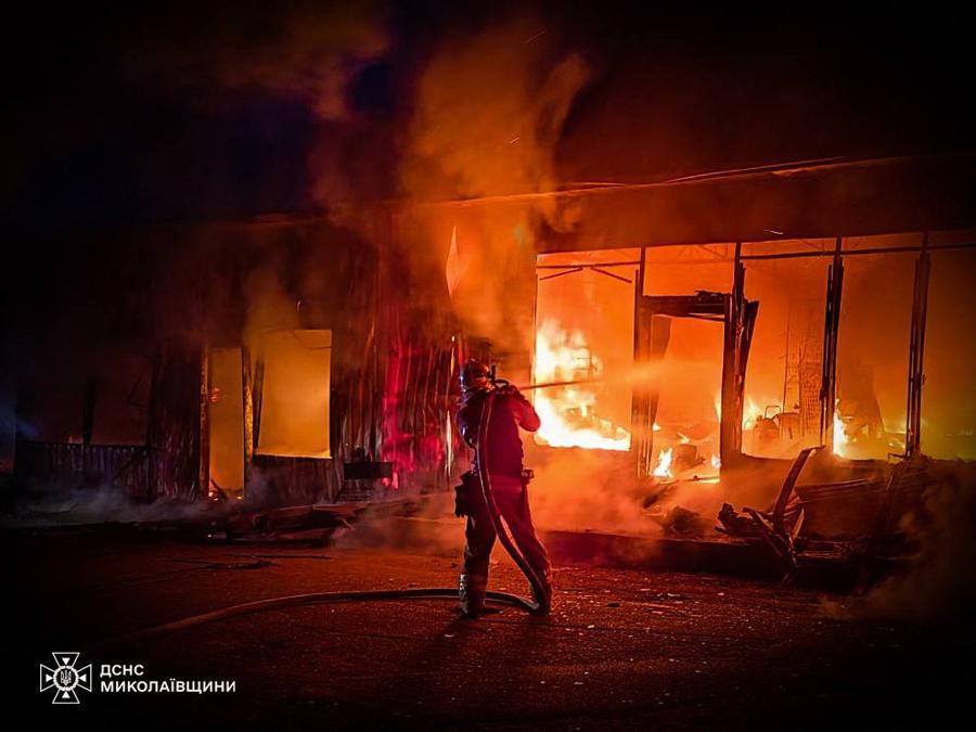 Un vigile del fuoco  spegne un incendio a seguito di un attacco missilistico a Mykolaiv. (Photo by HANDOUT / UKRAINE EMERGENCY MINISTRY PRESS SERVICE / AFP)