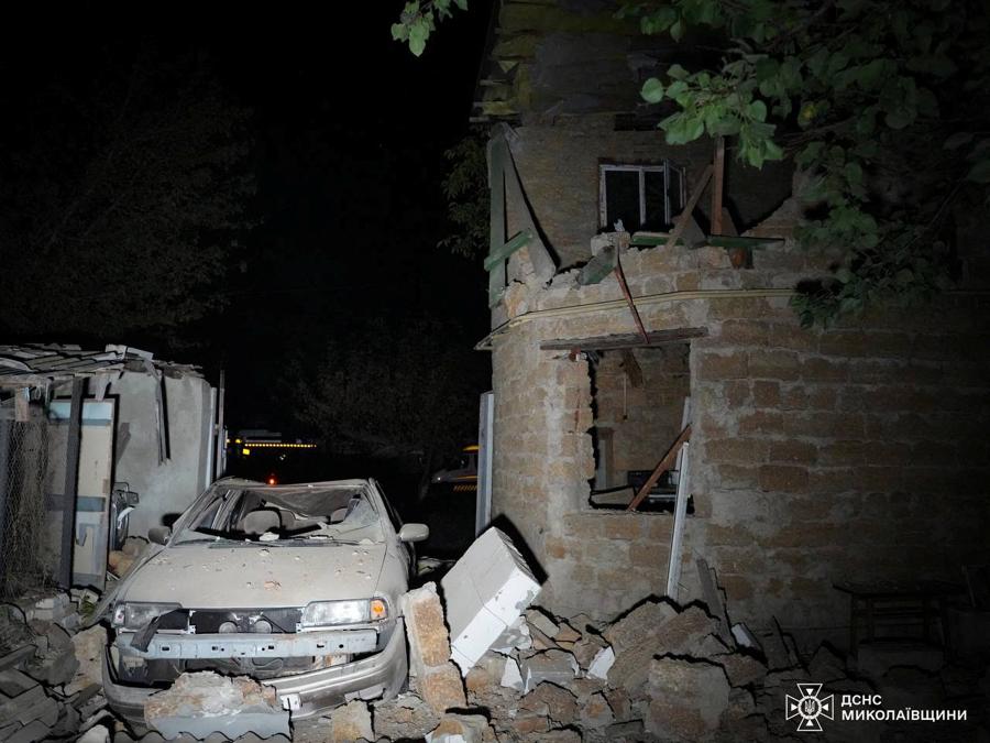 Un’auto e un edificio residenziale danneggiati da un attacco missilistico russo a Mykolaiv. Press service of the State Emergency Service of Ukraine/Handout via REUTERS