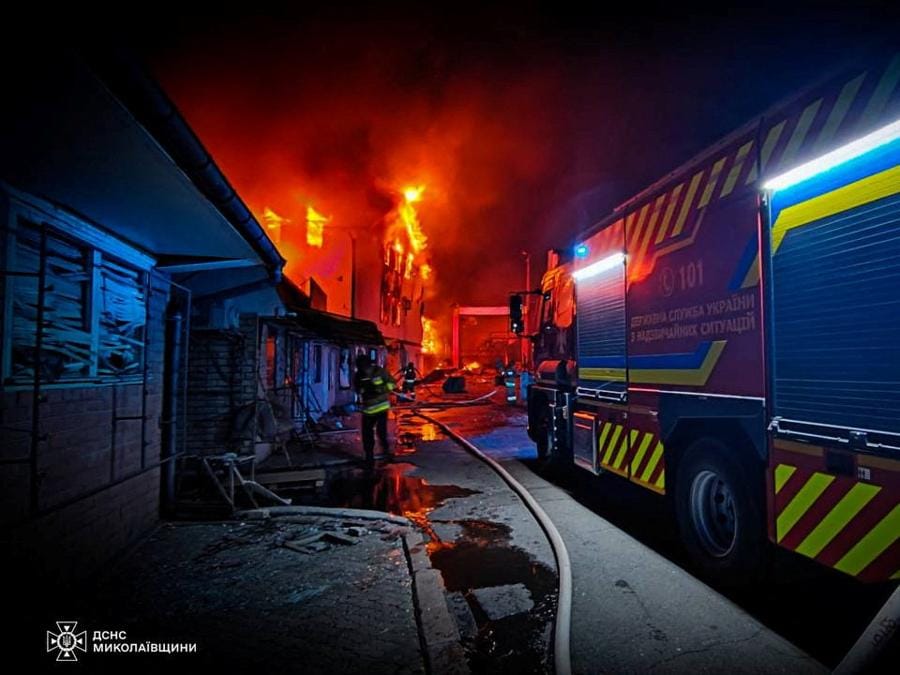 I soccorritori lavorano sul luogo di un attacco missilistico russo a Mykolaiv, Ucraina. Press service of the State Emergency Service of Ukraine/Handout via REUTERS