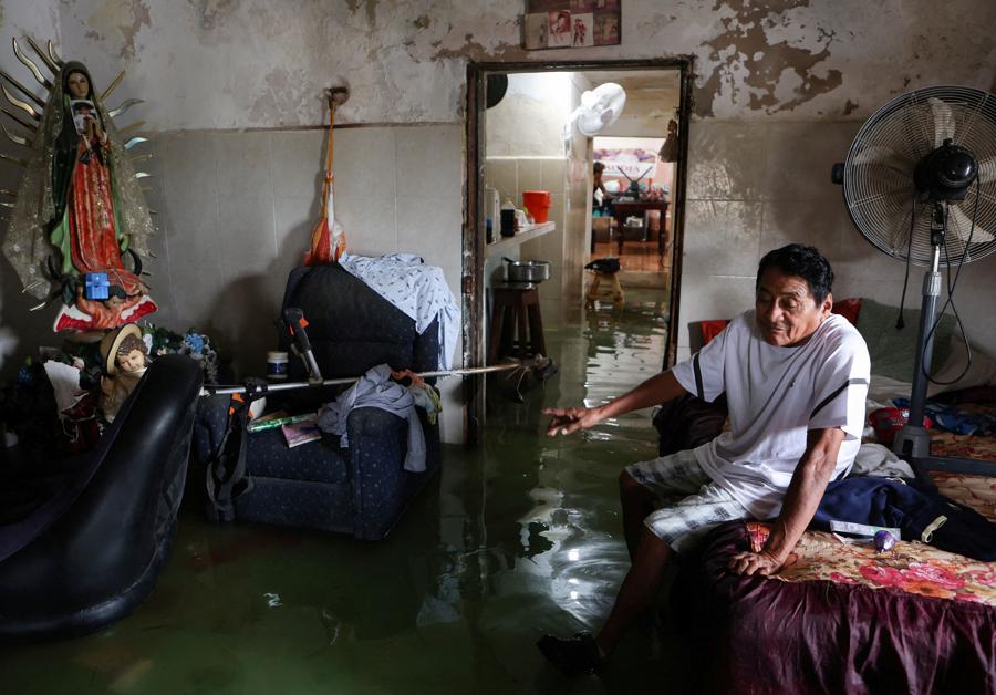 Aurelio Ortiz siede nella sua casa allagata dopo che l’uragano Milton ha portato forti piogge sulla penisola messicana dello Yucatan nel suo viaggio verso la Florida, a Celestun. (Reuters)