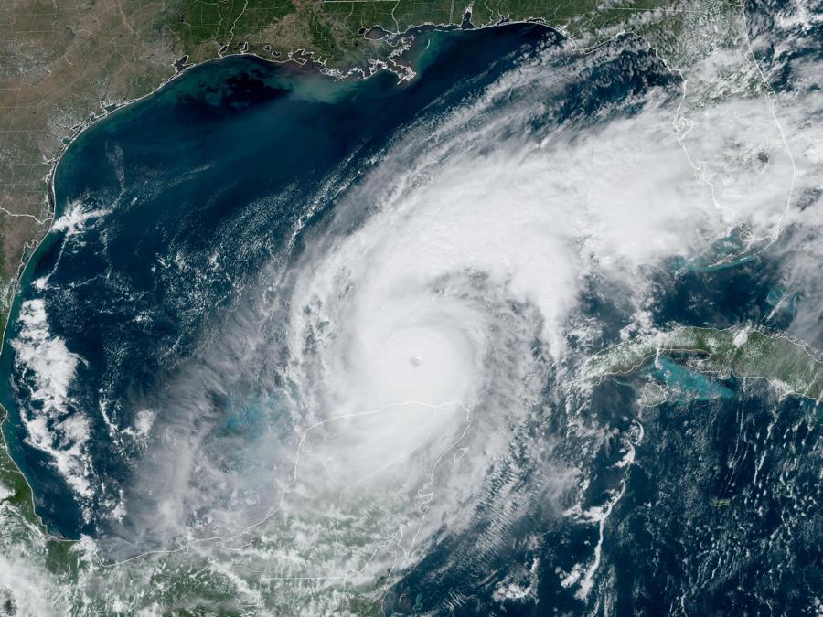 Un’immagine satellitare mostra l’uragano Milton che avanza prima del suo previsto approdo in Florida, nel Golfo del Messico. (Reuters)