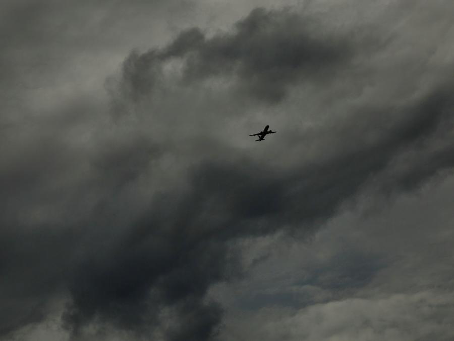 Un aereo vola prima dell’arrivo dell’uragano Milton, a Orlando, Florida. (REUTERS/Jose Luis Gonzalez)