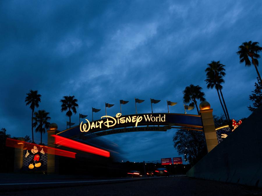 Un cartello all’ingresso del Walt Disney World è visibile prima dell’arrivo dell’uragano Milton, a Orlando, Florida. (REUTERS/Jose Luis Gonzalez)