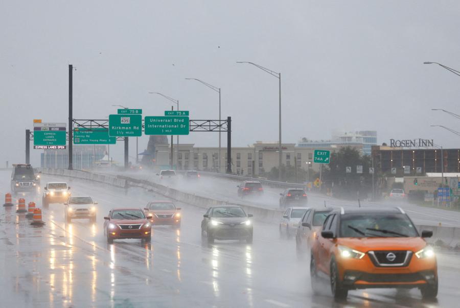 Le auto viaggiano durante le forti piogge mentre l’uragano Milton si avvicina a Orlando, Florida. (REUTERS/Jose Luis Gonzalez)