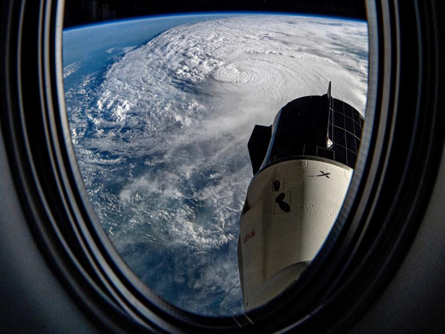 L’uragano Milton avanza verso la Florida visto dal Dragon Endeavor attraccato alla Stazione Spaziale Internazionale il 9 ottobre 2024. (Matthew Dominick/NASA/Handout via REUTERS)