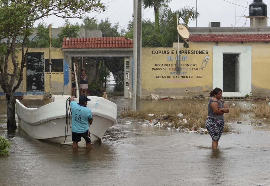 Una strada allagata dopo il passaggio dell’uragano Milton, a Celestun, Messico. (EPA)