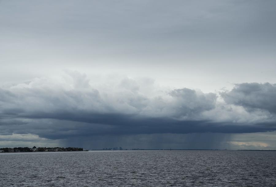 Un temporale su Tampa visto in lontananza da St. Petersburg, Florida, prima dell’arrivo previsto dell’uragano Milton. (Photo by Bryan R. Smith / AFP)