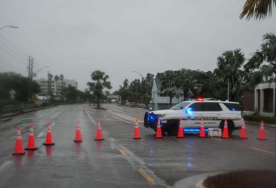 Un attraversamento da Largo a Indian Rocks Beach sul Golfo del Messico è chiuso. L’uragano Milton  si dirige verso la costa centro-occidentale della Florida dove dovrebbe arrivare stasera, 9 ottobre 2024, secondo il National Hurricane Center. (Photo by Bryan R. Smith / AFP)