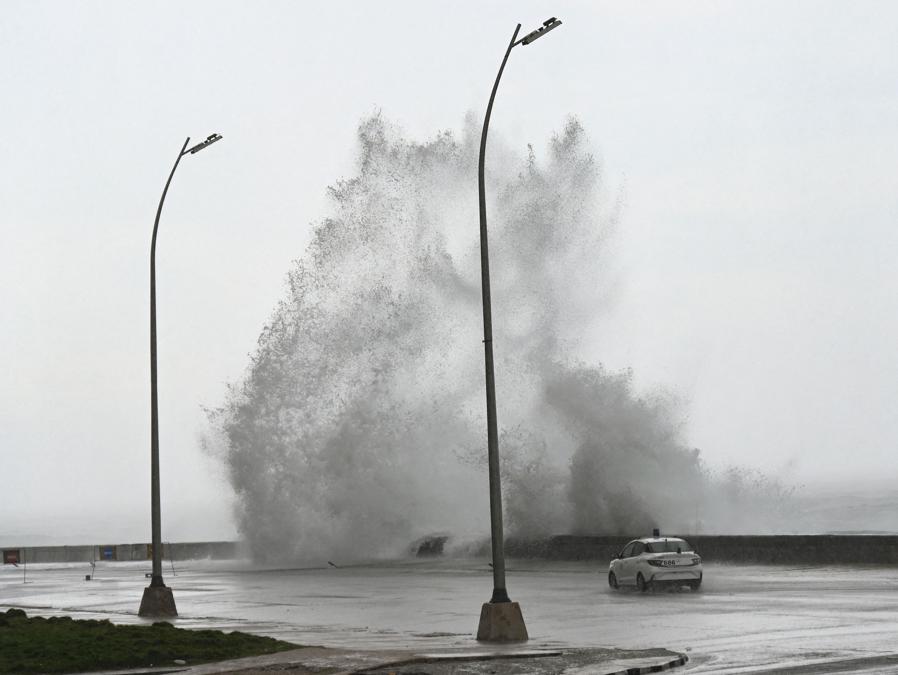 Le onde si infrangono contro il lungomare Malecon all’Avana a causa del passaggio dell’uragano Milton. (Photo by Yamil Lage / AFP)