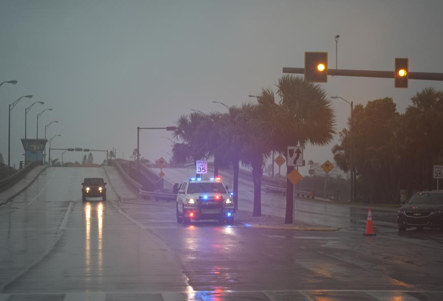 La polizia blocca un ponte che conduce all’isola barriera di St. Pete Beach, Florida, prima dell’arrivo dell’uragano Milton, a South Pasadena. (AP Photo/Rebecca Blackwell)