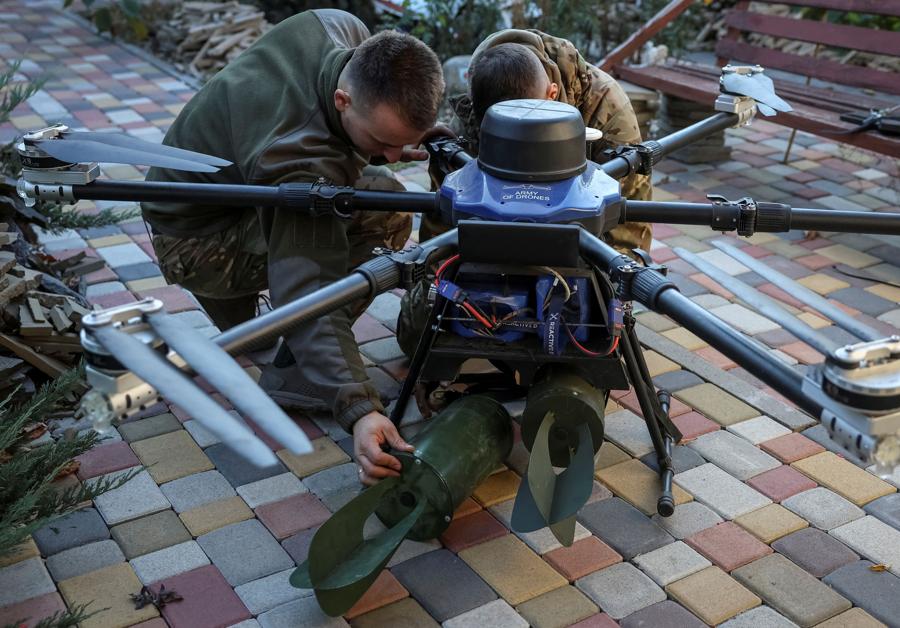 Militari  della Guardia Nazionale Ucraina attaccano ordigni esplosivi a un drone, vicino alla città di Pokrovsk nella regione di Donetsk. (Radio Free Europe/Radio Liberty/Serhii Nuzhnenko via REUTERS) 