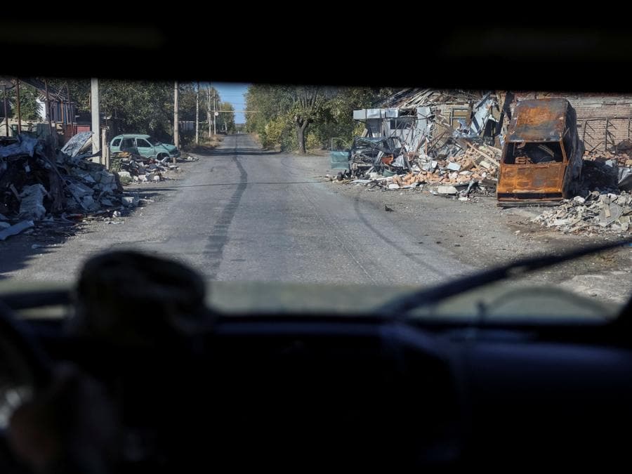 Militari ucraini guidano un’auto nella città di Selydove nella regione di Donetsk. (Radio Free Europe/Radio Liberty/Serhii Nuzhnenko via REUTERS)