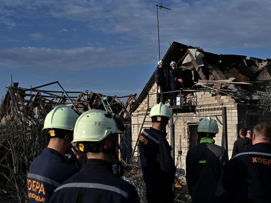 I soccorritori ispezionano una casa danneggiata da un attacco aereo russo, a Zaporizhia. (REUTERS/Stringer)