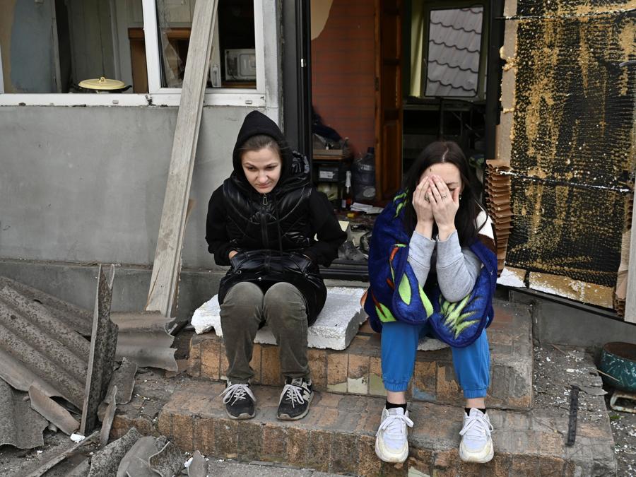 Due donne  accanto alla loro casa danneggiata da un attacco aereo russo,  a Zaporizhia. (REUTERS/Stringer)