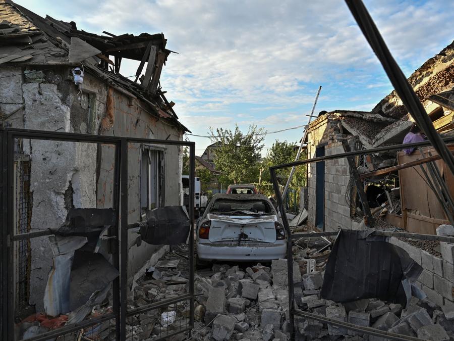 Edifici  e auto danneggiate da un attacco aereo russo,  a Zaporizhia. (REUTERS/Stringer)