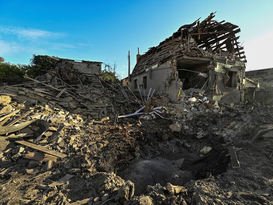 un’area residenziale colpita da un attacco aereo russo,  a Zaporizhia. (REUTERS/Stringer)