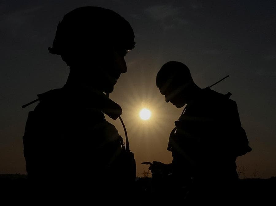 I genieri delle Forze armate ucraine, prendono parte a una sessione di addestramento,  vicino alla linea del fronte nella regione di Donetsk. (Radio Free Europe/Radio Liberty/Serhii Nuzhnenko via REUTERS) 