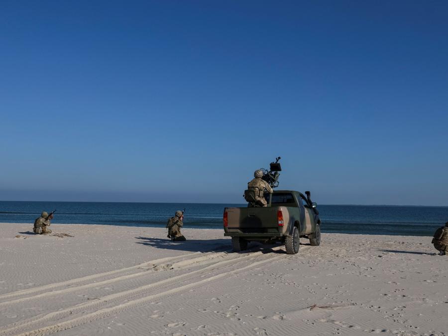 Alcuni membri del servizio di guardia di frontiera dello Stato ucraino di un’unità di difesa aerea mobile anti-drone prendono parte a un addestramento,  nella regione di Odessa. (REUTERS/Nina Liashonok)