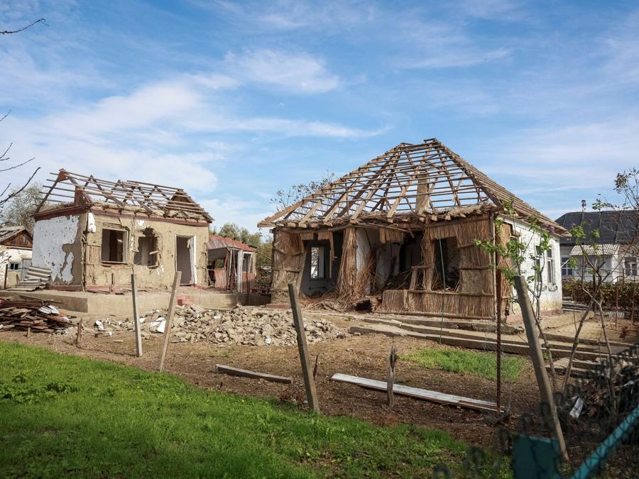 Gli edifici danneggiati durante un attacco di droni russi,  nella città di Vylkove nella regione di Odessa. (REUTERS/Nina Liashonok)