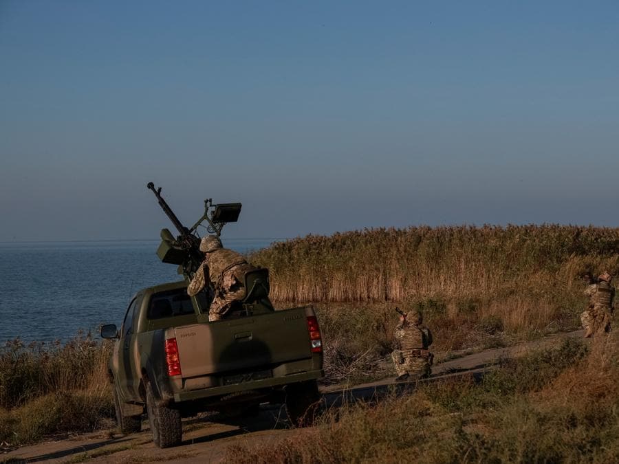 I membri del servizio di guardia di frontiera dello Stato ucraino di un’unità di difesa aerea mobile anti-drone prendono parte a un addestramento, durante l’attacco della Russia all’Ucraina, nella regione di Odessa. (REUTERS/Nina Liashonok)