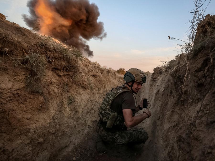 Un geniere  delle Forze armate ucraine, prende parte a una sessione di addestramento, vicino alla linea del fronte nella regione di Donetsk. (Radio Free Europe/Radio Liberty/Serhii Nuzhnenko via REUTERS)