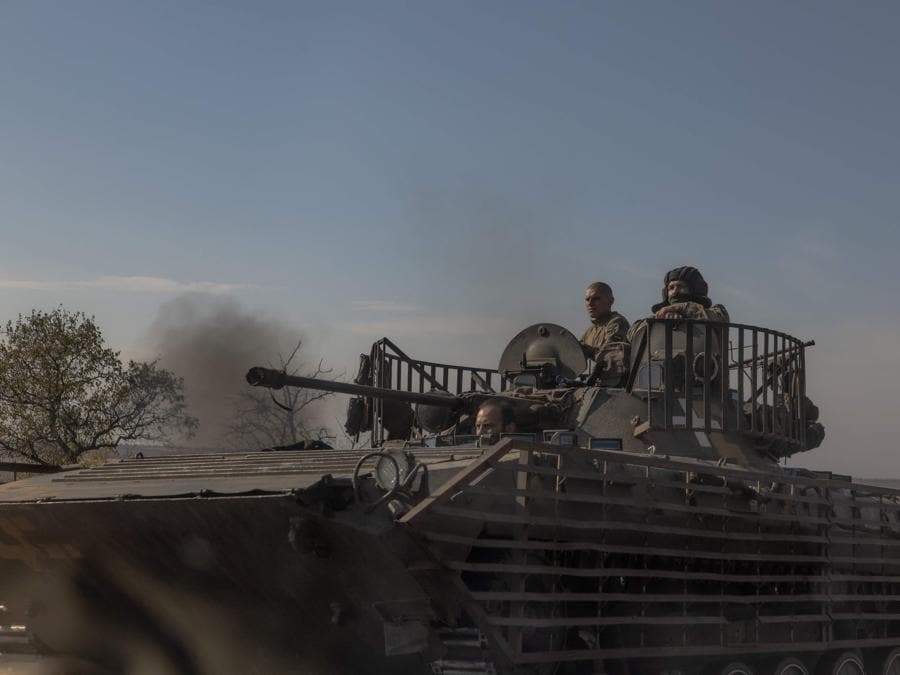 Militari ucraini a bordo di un carro armato su una strada nella regione di Donetsk. (Photo by Roman Pilipey / AFP)