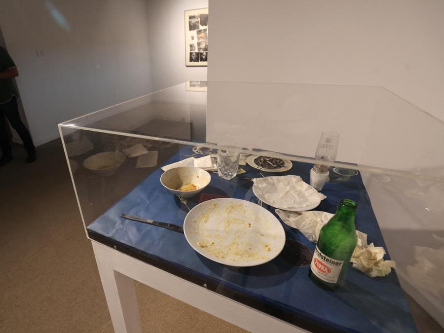 Un’installazione dell’artista svizzero Daniel Spoerri, durante la mostra “Minimalismo e arte concettuale”, che espone opere del XIX e XX secolo di artisti americani ed europei, al Museo d’arte contemporanea di Teheran nella capitale iraniana il 22 agosto 2022. (Photo by Atta kenare / AFP)