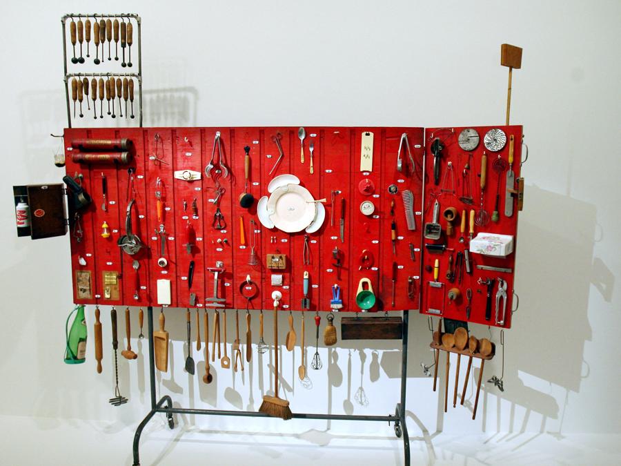Un’immagine mostra l’installazione “Kitchenware” (1964) di Daniel Spoerri durante la mostra “New Realism”, 26 marzo 2007 al museo Le Grand Palais di Parigi. (Photo by Joel Saget / AFP)