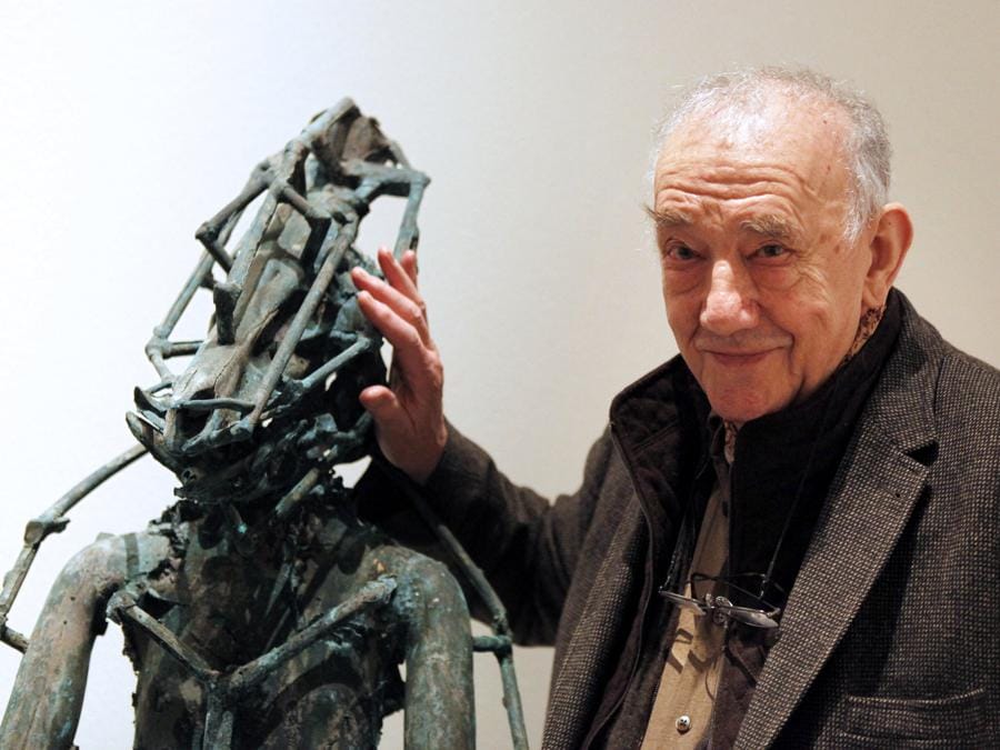 L’artista svizzero Daniel Spoerri posa prima della sua nuova mostra ad Aschaffenburg, Germania meridionale, il 22 gennaio 2010. Spoerri è annoverato tra i più importanti artisti internazionali ed è noto soprattutto per i suoi “quadri-trappola”, un tipo di arte oggettuale. (Photo by Mario Vedder / Ddp / ddp images via AFP)