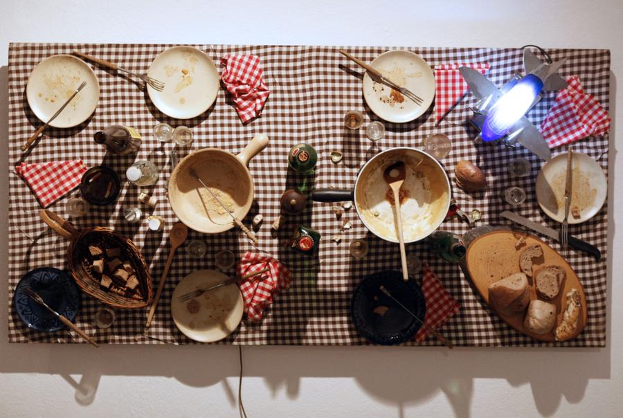 Un “quadro trappola” chiamato “Fondue Essen” (pasto fonduta) dell’artista svizzero Daniel Spoerri. (Photo by Mario Vedder / Ddp / ddp images via AFP)