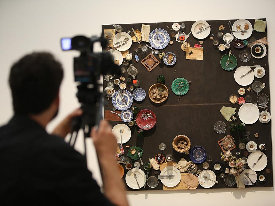 L’installazione artistica “Hahns Abendmahl” di Daniel Spoerri. (Photo by Oliver Berg / Dpa / dpa Picture-Alliance via AFP)