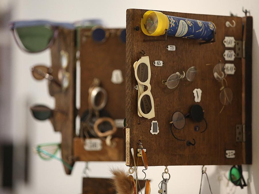 L’installazione artistica “Modern Optics” di Daniel Spoerri. (Photo by Oliver Berg / Dpa / dpa Picture-Alliance via AFP)