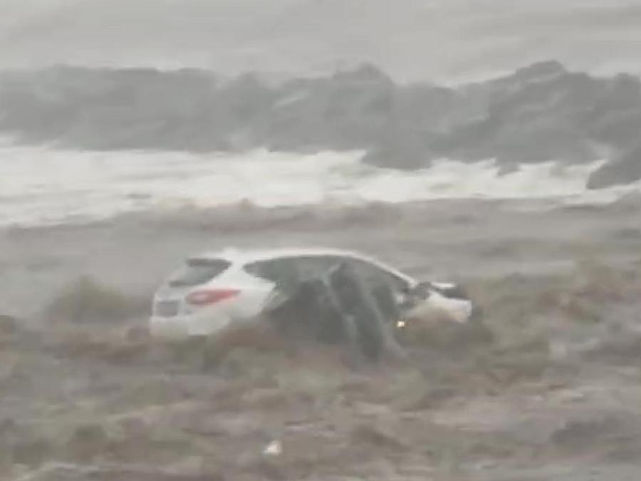  Una delle immagini da Torre Archirafi, frazione di Riposto, in provincia di Catania, che mostrano auto trascinate dalla furia dell'acqua e finite in mare, automobilisti in strada intrappolati nelle loro vetture e salvati dai Vigili del fuoco, case allagate e persone messe in salvo dai soccorritori a causa delle copiose precipitazioni che hanno determinato centinaia di interventi da parte dei pompieri del comando provinciale di Catania, 13 novembre 2024. Attualmente non risultano dispersi. (Ansa, frame da video girati da Angelo Grasso e Grazia Elisa Tancredi)