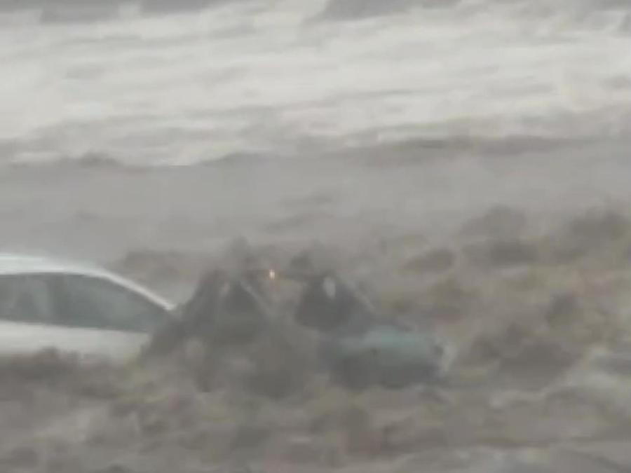 Una delle immagini da Torre Archirafi, frazione di Riposto, in provincia di Catania, che mostrano auto trascinate dalla furia dell'acqua e finite in mare, automobilisti in strada intrappolati nelle loro vetture e salvati dai Vigili del fuoco, case allagate e persone messe in salvo dai soccorritori a causa delle copiose precipitazioni che hanno determinato centinaia di interventi da parte dei pompieri del comando provinciale di Catania, 13 novembre 2024. Attualmente non risultano dispersi. (Ansa, frame da video girati da Angelo Grasso e Grazia Elisa Tancredi)